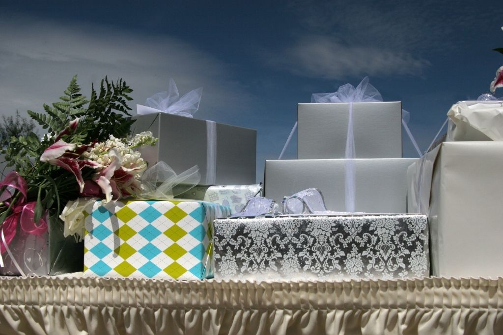 6 Customizable Wedding Gift Ideas